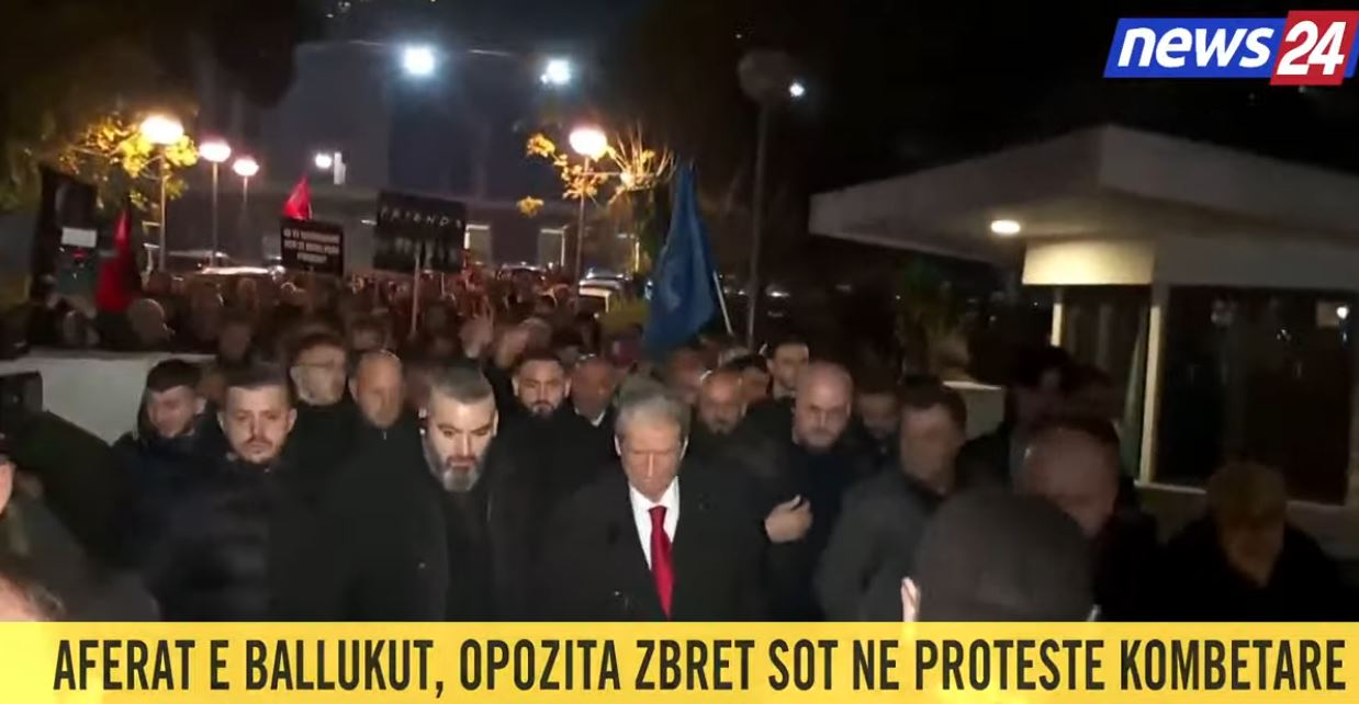 VIDEO  Protesta e opozitës para kryeministrisë  Berisha lë selinë e PD dhe niset në këmbë drejt Bulevardit