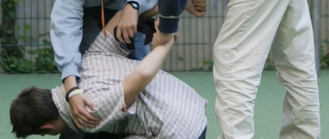 Islamizmi  edhe ekstremizmi i krahut të djathtë  po tërheqin gjithnjë e më shumë të mitur  Të rinj  ekstremë dhe të dhunshëm     