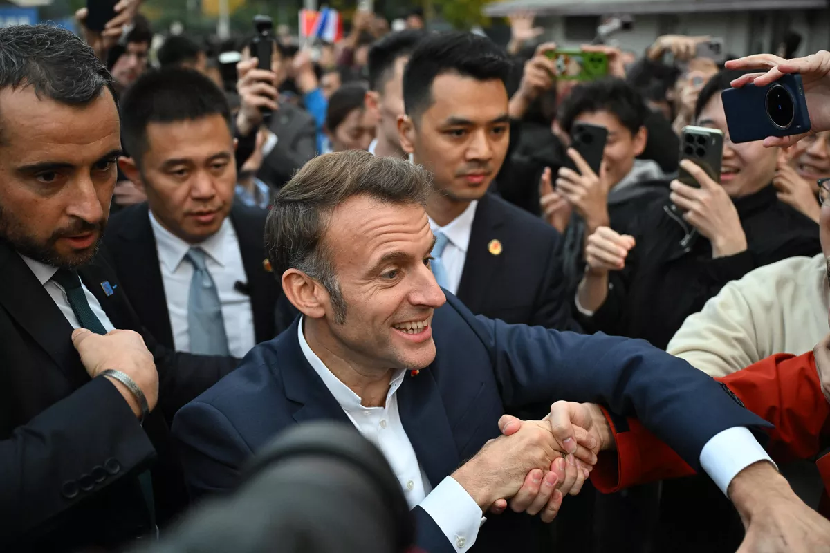 VIDEO  Pritje e ngrohtë ndaj presidentit francez në Pekin  Macron vrapon për ti përshëndetur qytetarët kinezë