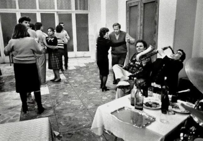 fotot-festa-qe-e-prisnin-te-gjithe-si-festohej-viti-i-ri-ne-shqiperine-e-varfer-gjate-diktatures-neper-lokale-dhe-ish-bllok