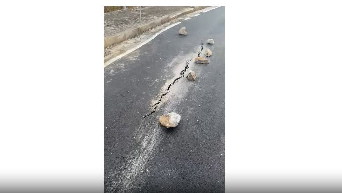 Denoncimi i PD  Asfalti në unazën e Burrelit çahet para së të mbyllen punimet  SPAK të nisë hetimet