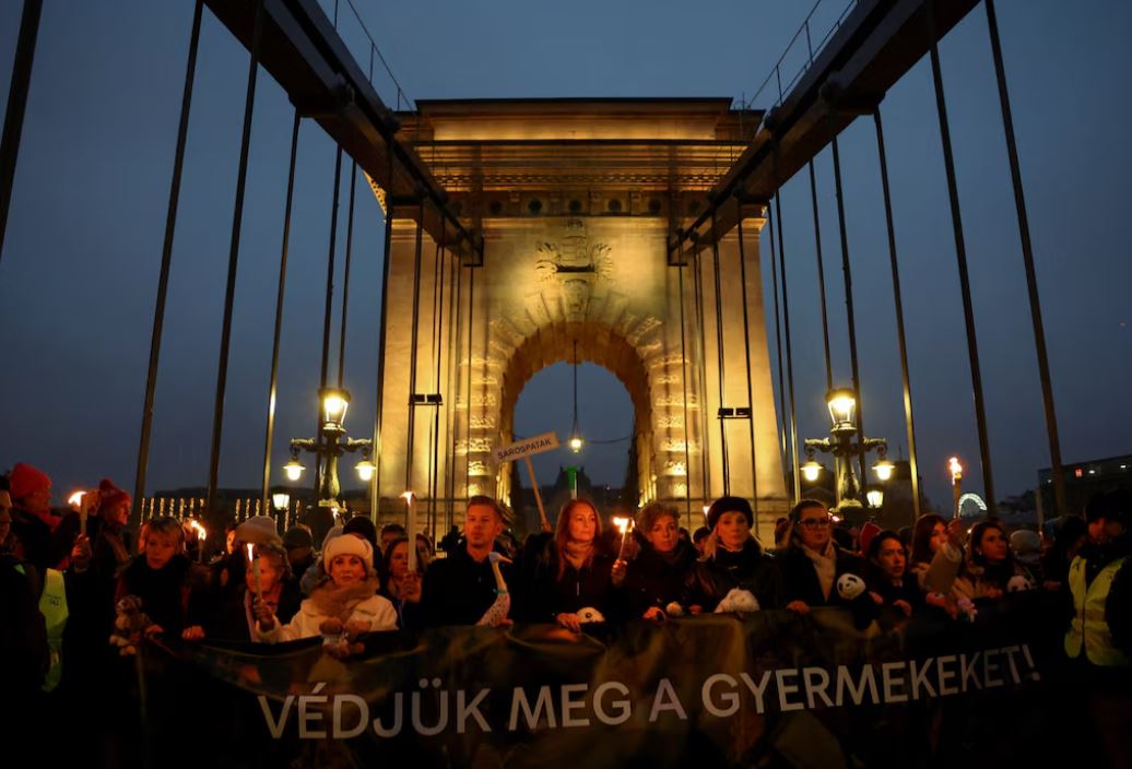 Mijëra njerëz marshojnë në Hungari në protestë kundër skandalit të abuzimit me fëmijët