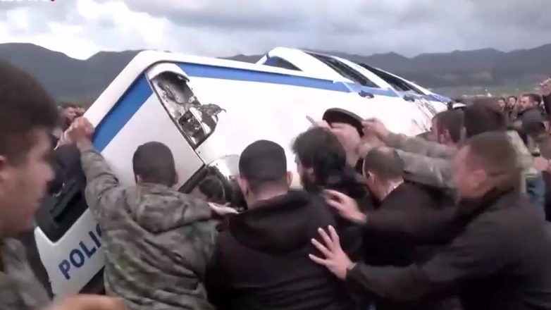  Ndizet  protesta e fermerëve në Greqi  policia përdor spraj lotsjellës dhe granata zhurmuese  turma përmbys makin   