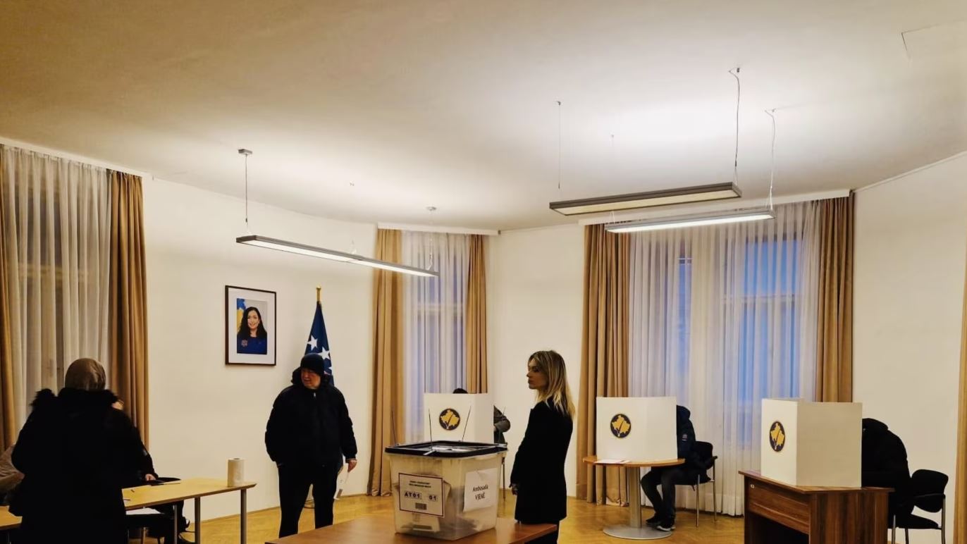 Zgjedhjet e parakohshme parlamentare në Kosovë  Diaspora voton në përfaqësitë diplomatike