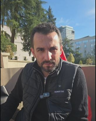 U procedua nga policia  Adriatik Lapaj  Bllokova trotuarin  Meme e madhe  s më intimidojnë dot  Ju pres sot në Bulevard