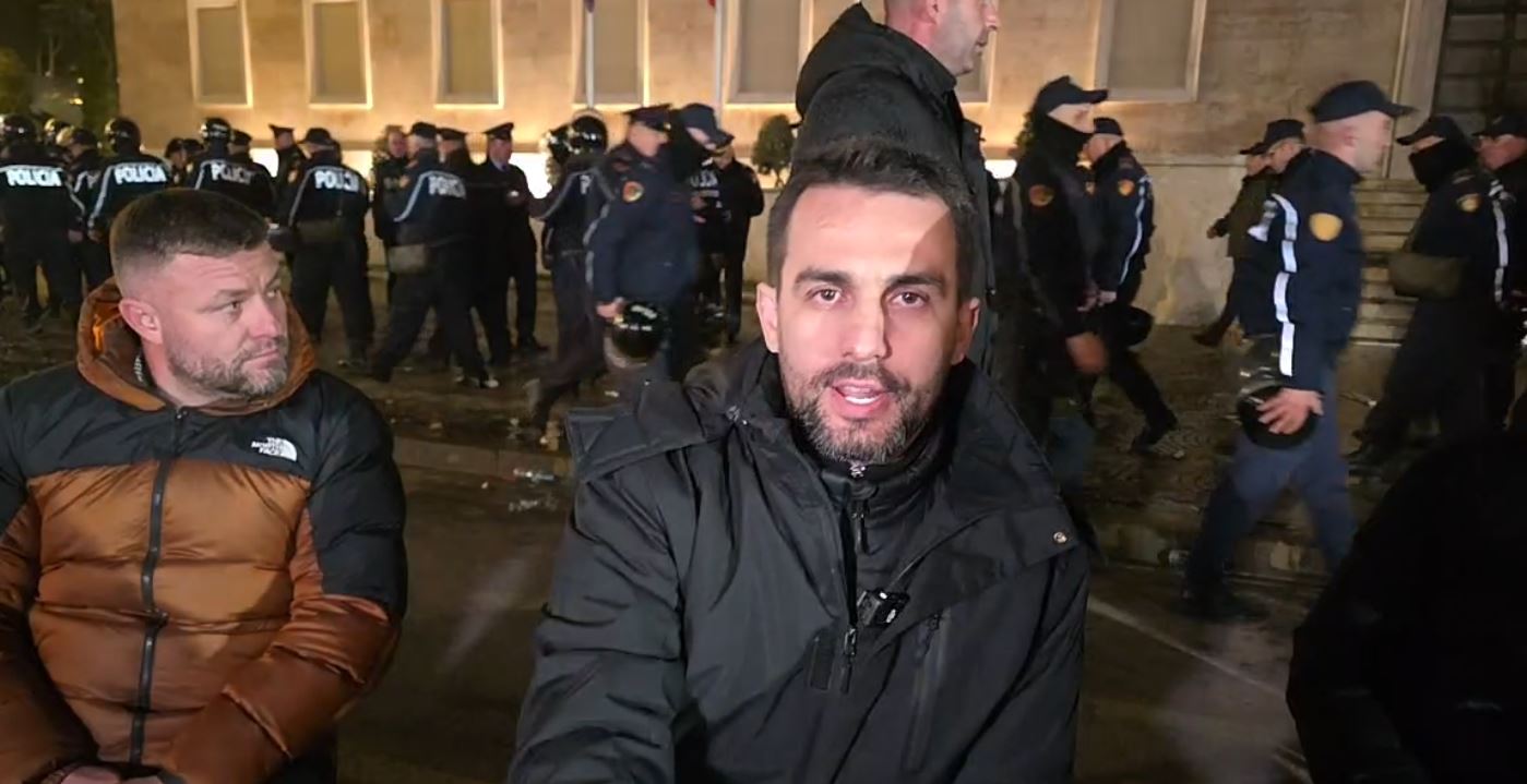 pas-mbylljes-se-protestes-se-berishes-lapaj-vendoset-te-kryeministria-duhet-bashkim-pertej-flamujve-politike-rama-nuk-largo