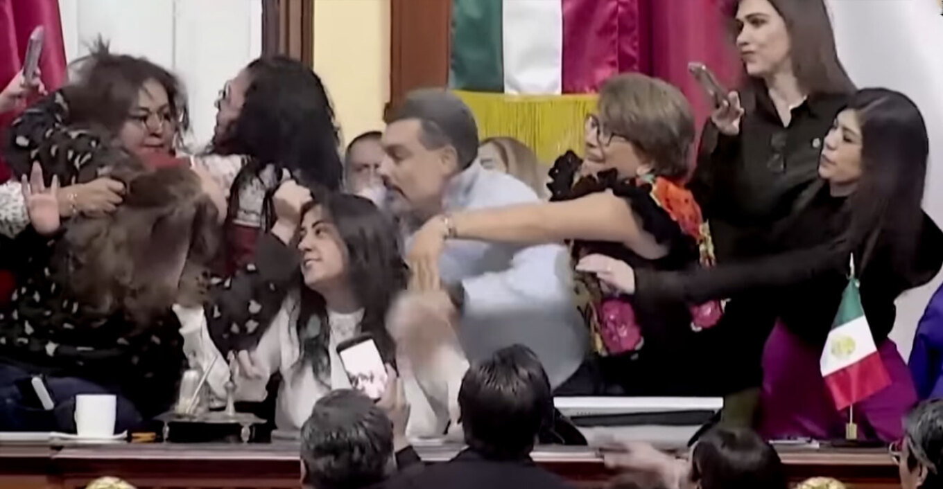 VIDEO  Situatë e pazakontë ne Kongresin e Meksikos  deputetet kapen prej flokësh  Pamjet virale