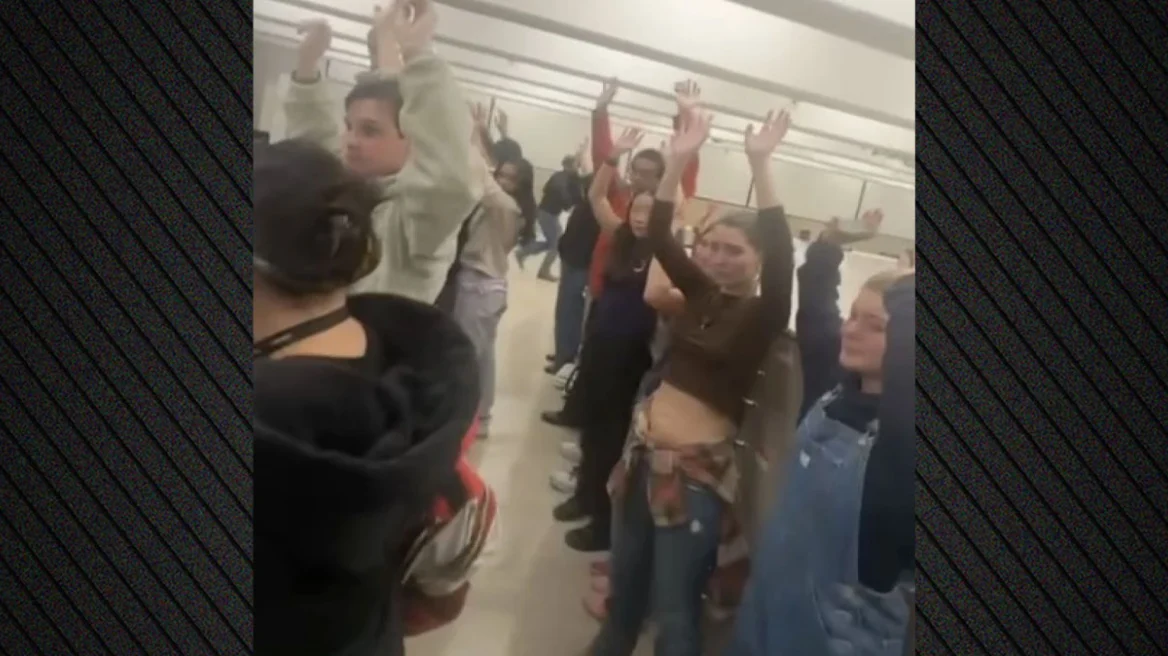 VIDEO  Sulmi me dy viktima në SHBA  studentët në panik  momenti kur tentojnë të fshihen në bibliotekën e universitetit