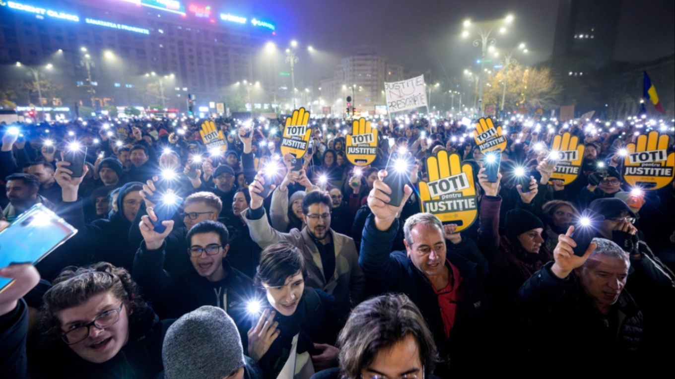 Nuk ndalet vala e protestave  Qytetarët në Bukuresht  zbarkojnë  në sheshe  tubim kundër korrupsionit në sistemin    