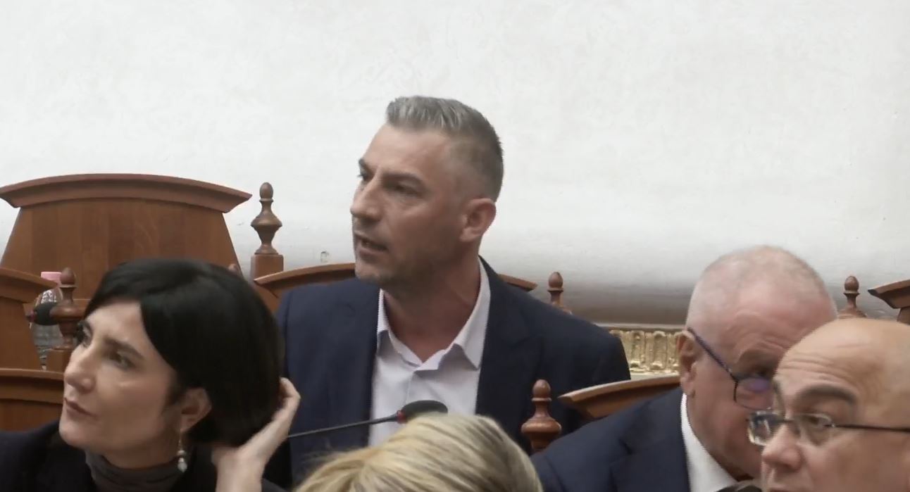 Nallbati shpërthen ndaj Peleshit  Para pasqyrës Niko nuk pashë ndonjë bukurosh  por edhe një hajdut  batakçi e mashtrues si ti   