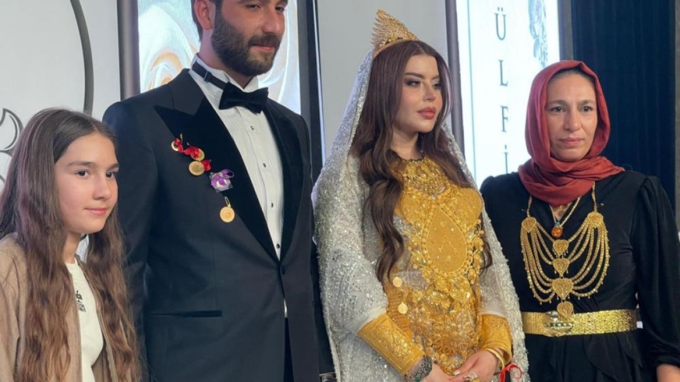 Luks i shfrenuar  Nusja e mbuluar me ar dhe diamante  dasma virale që  theu  rrjetin