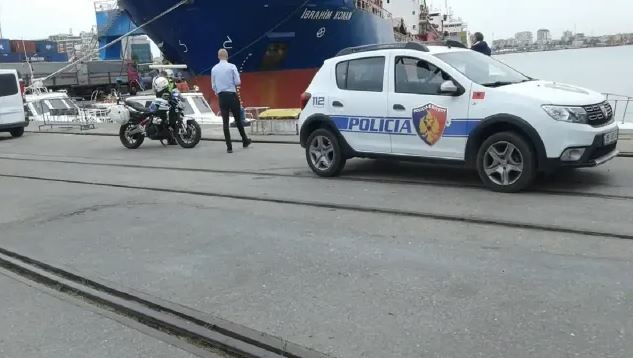DETAJET  Makina me pajisje të dyshuara si përgjues  2 zyrtarët e Guardia Di Finanza dhe një tjetër mbërritën mbrëmë me traget    