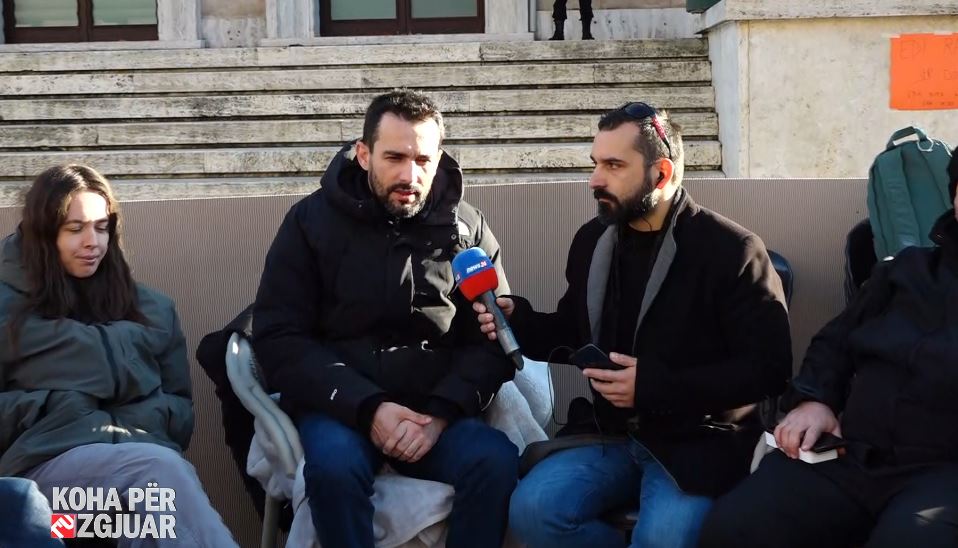  U kapën gafil duke vjedhur   Lapaj vijon protestën para Kryeministrisë  Të mungojë hekuri në tunelin e Llogarasë  jo vetëm vj   