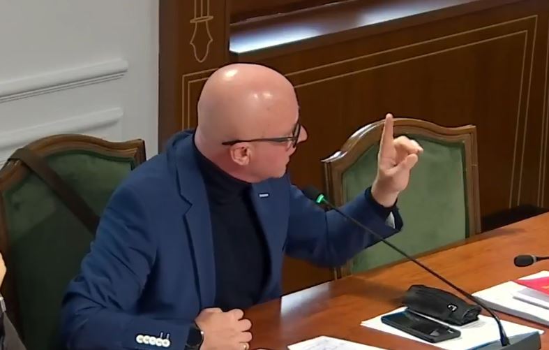  S jemi në kafen e Kuvendit  të mbaroj votimin dhe kërcitja    Kjo që pretendoni është    Manja Strazimirit  Kujdes fjal   