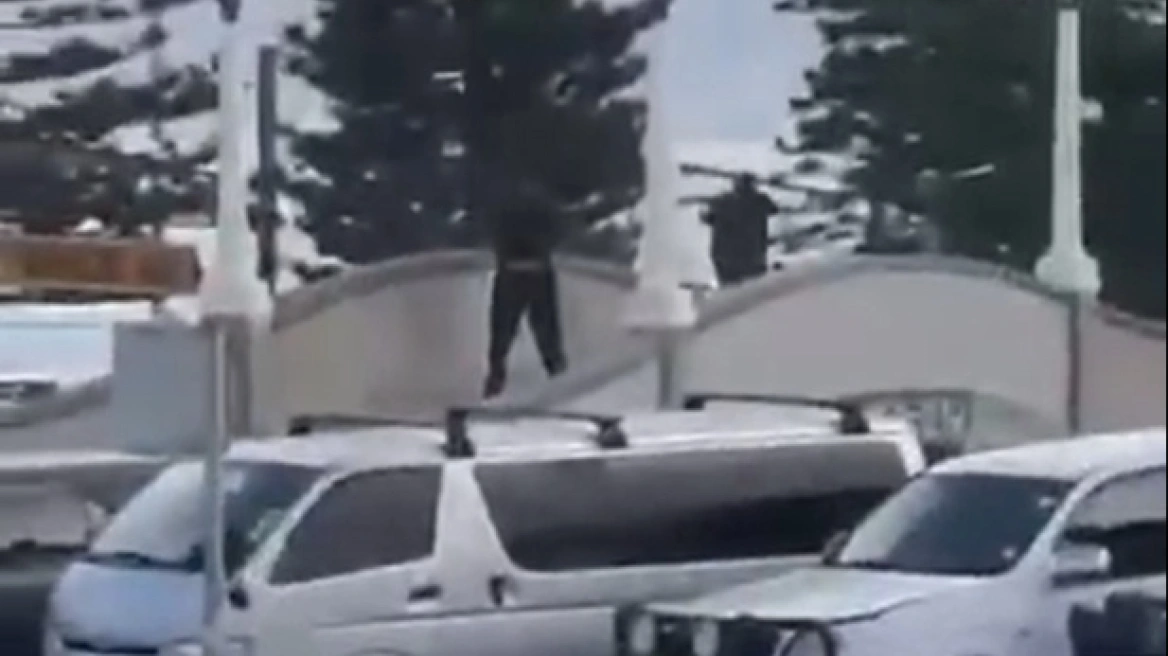 VIDEO  Masakra me 10 viktima në Australi  dalin pamjet e momentit kur dy persona hapin zjarr