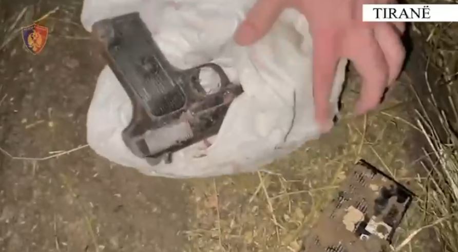 VIDEO/ Lëviznin me armë në automjet, arrestohen dy të rinjtë në Tiranë