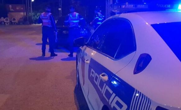 DETAJE  Me kapuç në kokë  dy persona i vendosin tritolin biznesit në Shkodër dhe largohen  kamerat kapin lëvizjet e autorëve