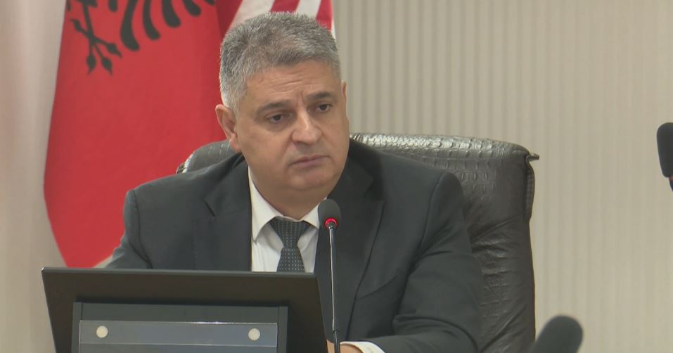  A do ma zgjidhnit një hall personal    Xholi i përgjigjet pyetjes me spec të anëtares së KLP  tregon pikën e tij të dobët  Do   