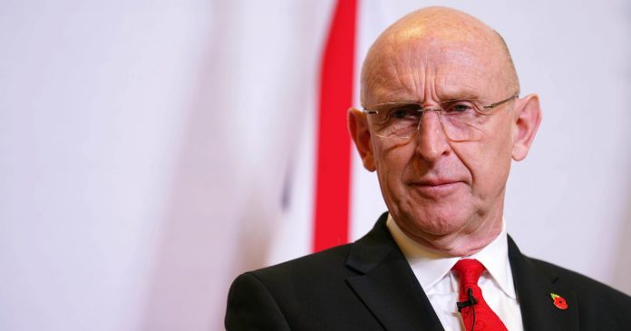 Britani  Mund të përdorim naftën e sekuestruar ruse për të ndihmuar Ukrainën