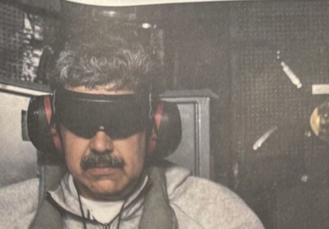 FOTO  Me sytë e mbuluar dhe i prangosur  Trump publikon pamjet e Maduros pas kapjes