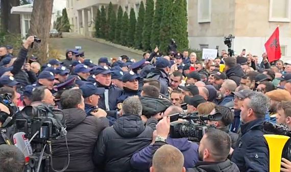 Tensione në tubimin para Kryeministrisë, policia përleshet me protestuesit e “Shqipëria Bëhet”