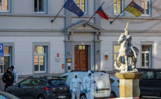 Çeki  Përgjaken ambientet e bashkisë  agresori plagos 6 persona dhe i jep fund jetës