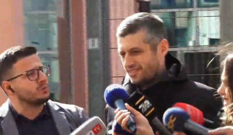 U shkarkua me urdhër të Anuela Ristanit  Administrativja kthen në detyrë Sekretarin e Përgjithshëm të Bashkisë Tiranë  Alban D   