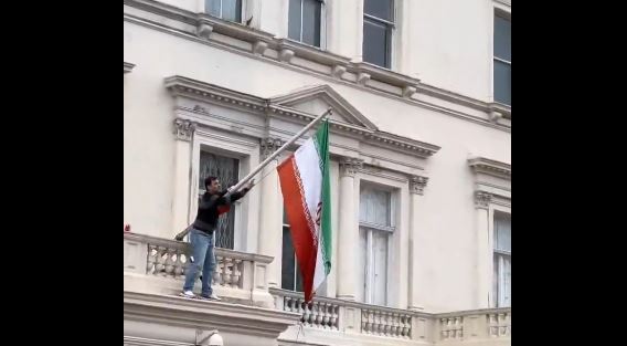 VIDEO  I riu si Spiderman i  ngjitet në muret e ambasadës iraniane në Londër  Zëvendëson flamurin  vendos  luanin dhe di   