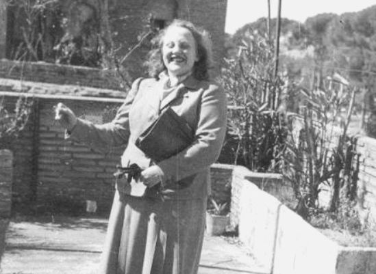  Në periudhën e Monarkisë  revista  Shqiptarja  shkruante se këto zonja organizuan disa gara noti dhe një garë të madhe të aut   