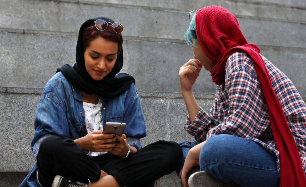 Të rrezikosh jetën për një mesazh  Regjimi bllokoi internetin  teknologjia klandestine që është lidhja e fundit e Iranit me bo   