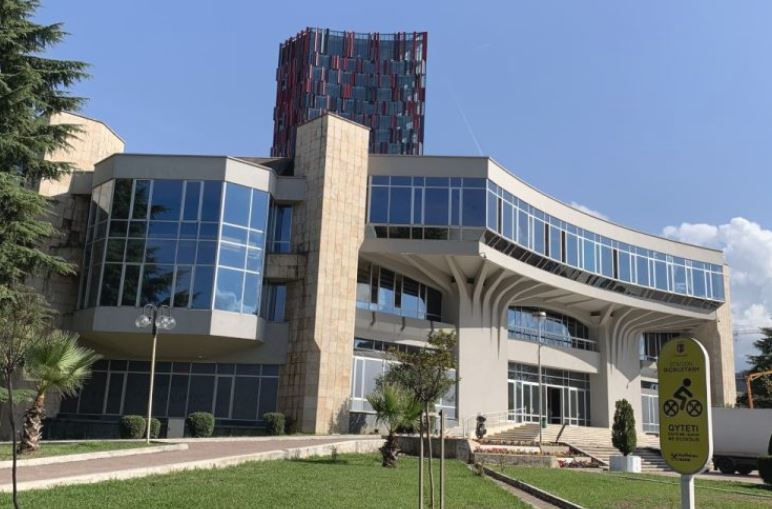 Korporatës  i mbeten pronat në derë   shtyhet afati i aplikimeve për  Pallatin e Kongreseve 