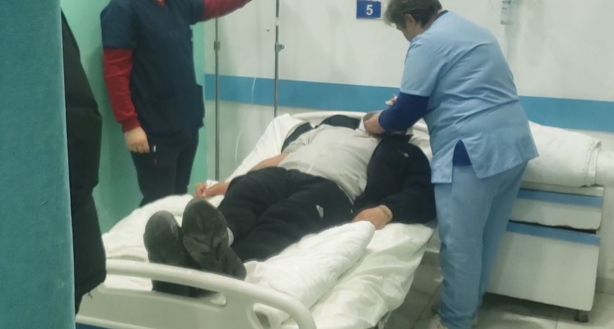 U dhunua nga policia në protestën e opozitës  34 vjeçari nga Berati rrëfen momentet e dhunës  Më goditën në furgon dhe komisar   