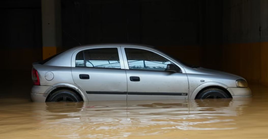 FOTOLAJM  Përmbytjet shkaktojnë dëme në Kosovë  uji vërshon në rrugë dhe biznese