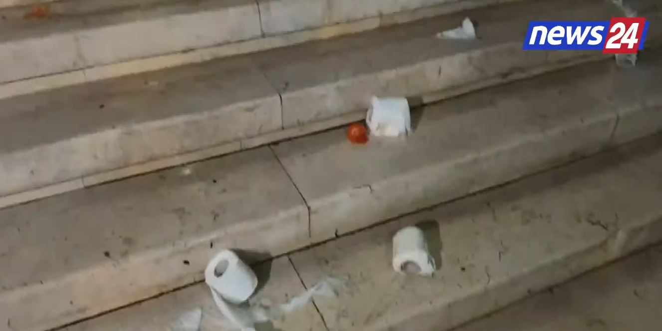 Protesta në Durrës  banorët domate dhe letra higjenike drejt godinës së Bashkisë