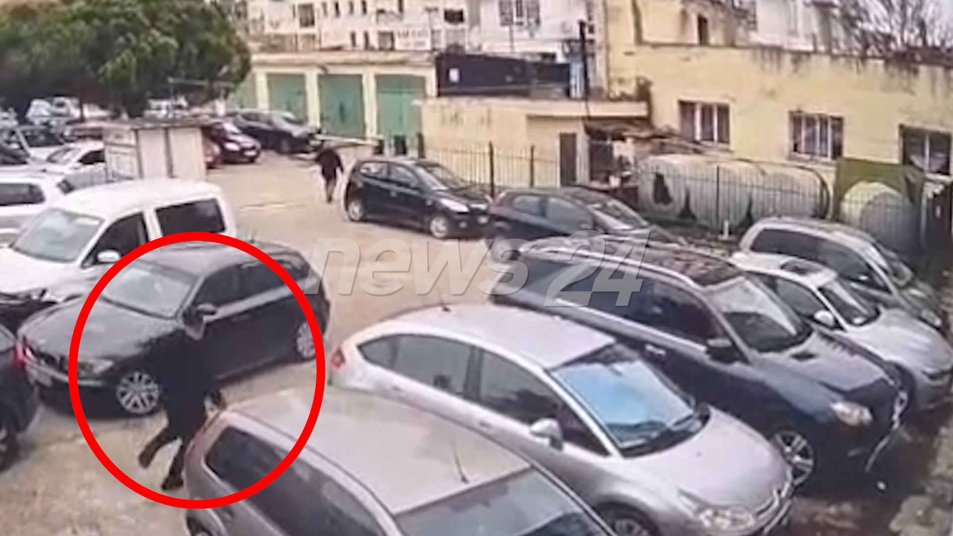VIDEO  Duke vrapuar në mes të parkingut  ja momenti i arratisjes spektakolare të Altin Ndocit