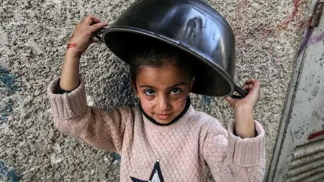 Kriza humanitare thellohet në Gaza  turma njerëzish rreshtohen për një vakt të vetëm në Khan Younis