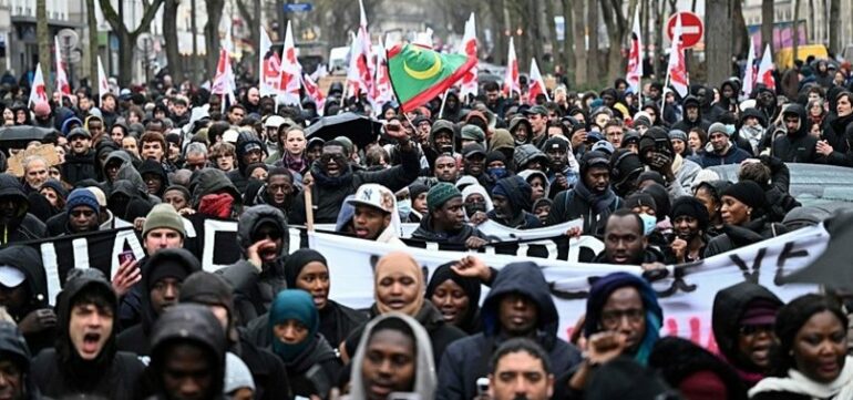 Mijëra Njerëz Protestojnë