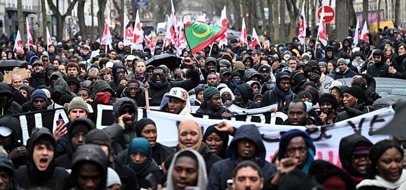 Mijëra njerëz protestojnë në Paris për vdekjen e punëtorit emigrant