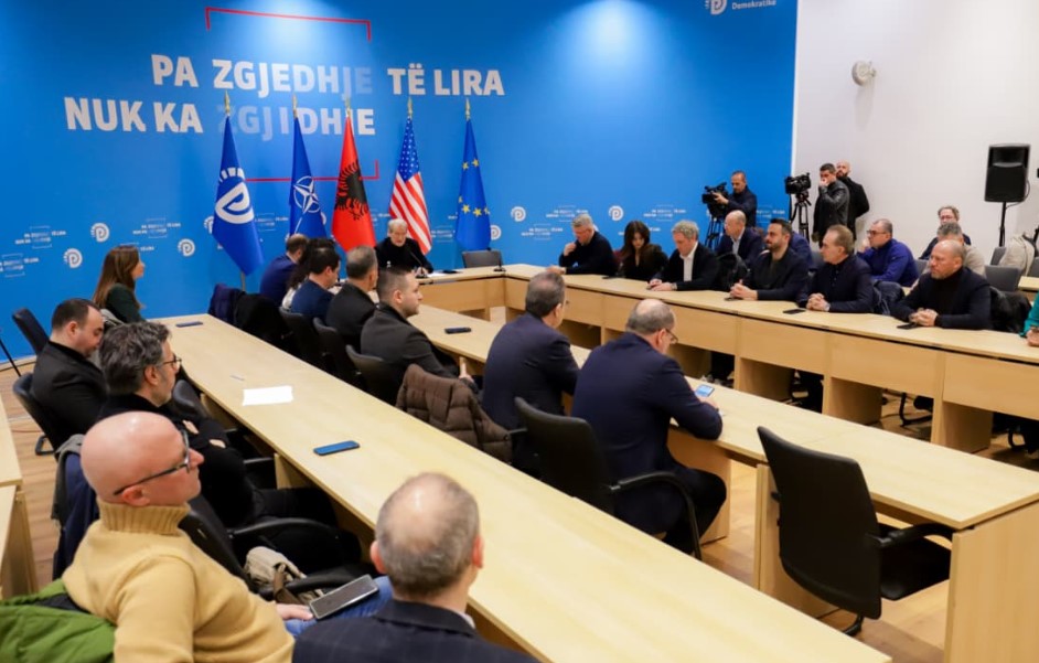Forumi i dialogut politik  mbahet takimi në PD  Gazetari ndan detaje  Qëllimi  të bashkojë opozitën kundër keqqeverisjes 