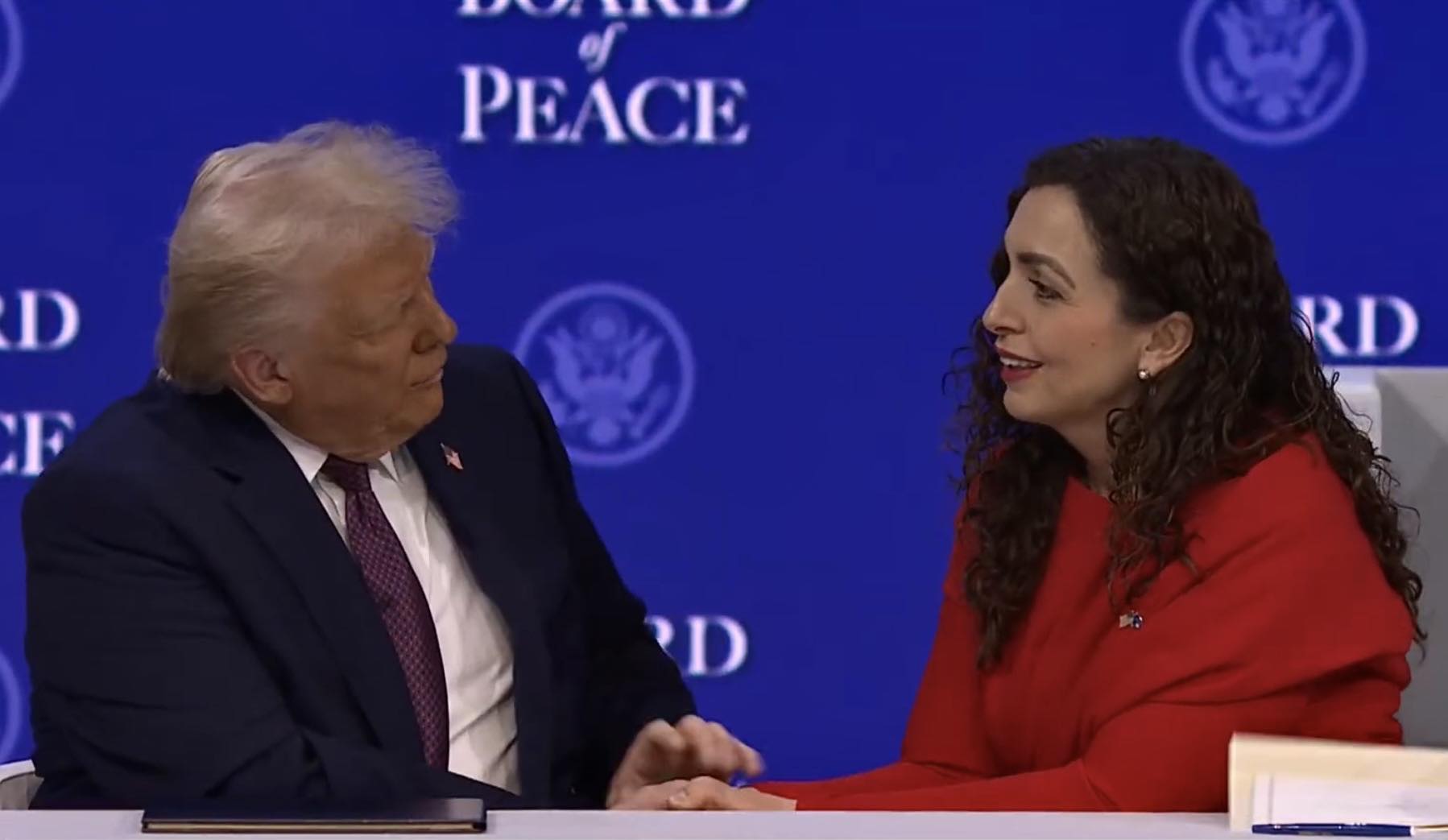 Vjosa Osmani ndan foton nga takimi me Donald Trump në Davos  Aleanca me Amerikën është rruga e vetme