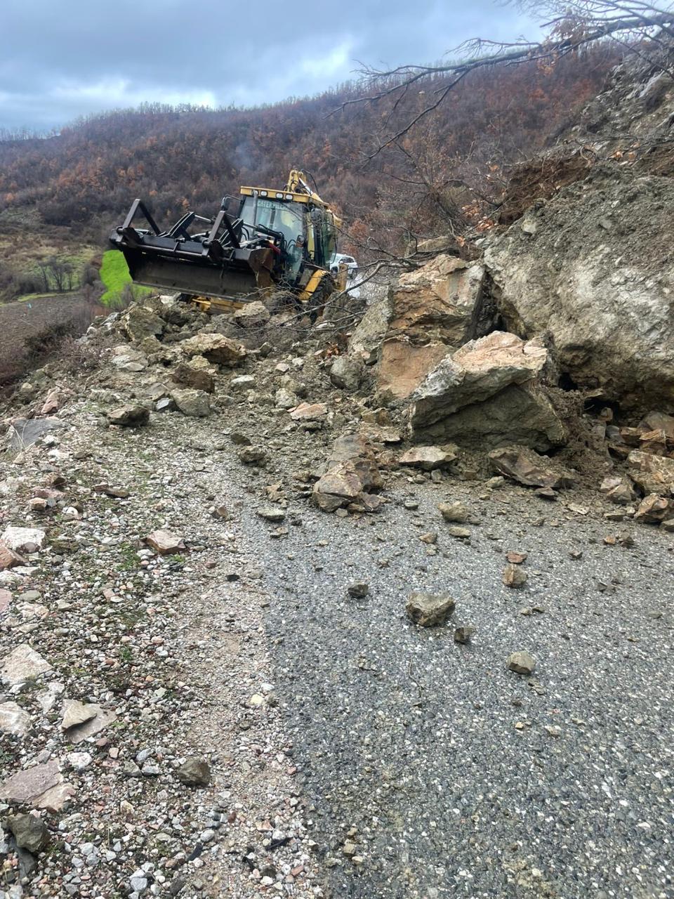 FOTO  Rrëshqitje dherash në rrugën Elbasan Gjinar  bllokohet për 1 orë qarkullimi rrugor