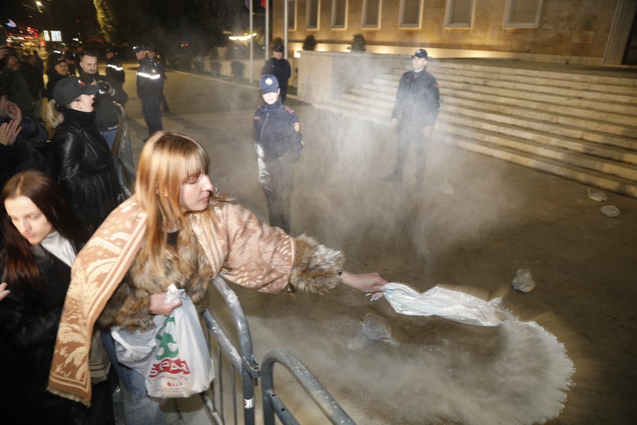 VIDEO FOTO  Tensionohet situata në protestën e Lapajt para Kryeministrisë  hidhet miell drejt policëve
