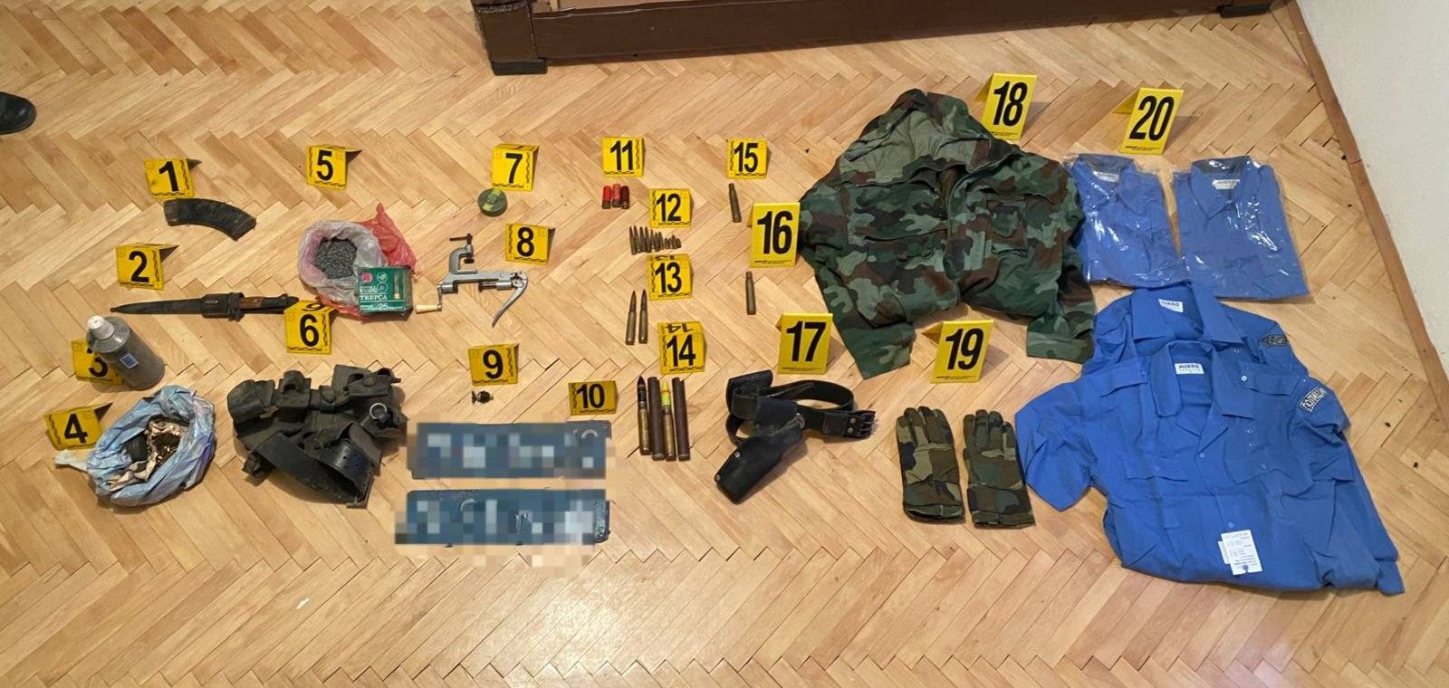 Kosovë  operacion policor në Mitrovicën e Veriut  zbulohet arsenal armësh  municion dhe uniforma të policisë serbe