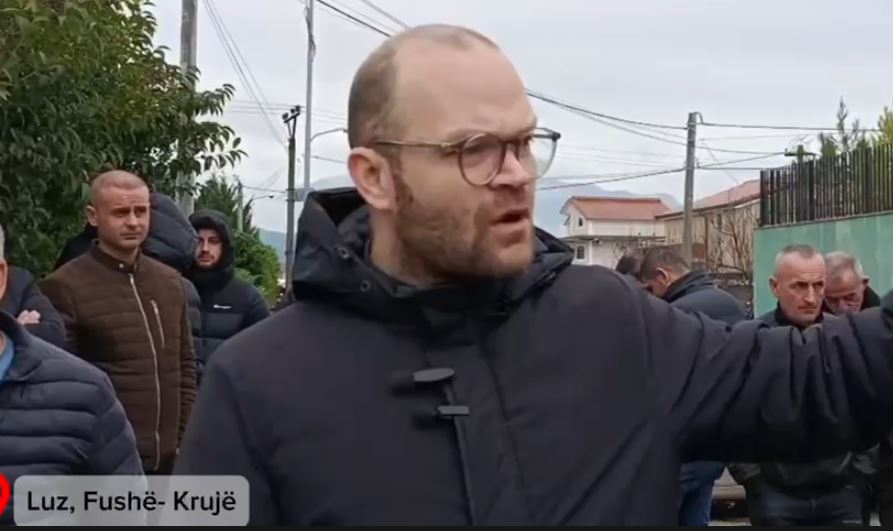 Banorët në Luz të Fushë Krujës në protestë  Aulon Kalaja  Rruga në gjendje lufte  Punimet të bëhen në përputhje me standardet    