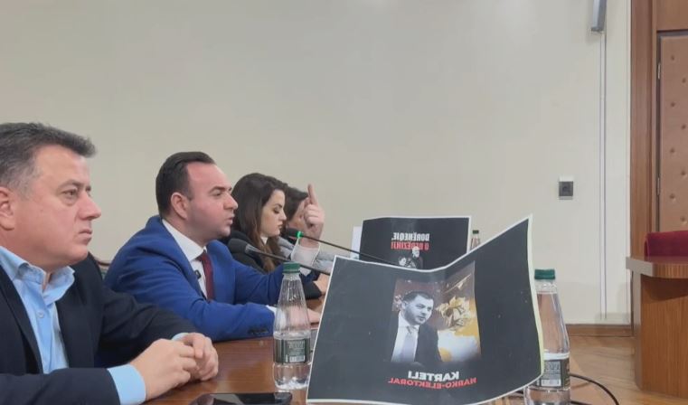  S ua kërcënojnë jetën flakadanët  por droga që thithni nga hundët  Bëni analizat    Balliu rendit skandalet  Të përjashtohemi   