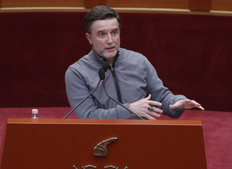  Taulanti për boksin  unë për ping pongun   Braçe s i ndal kritikat në Kuvend  Paratë për sportet nuk jepen    