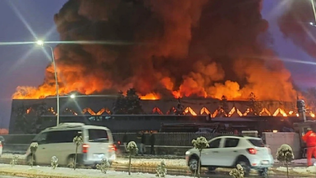 Zjarr i madh në një fabrikë në Gjakovë  dëme të konsiderueshme materiale