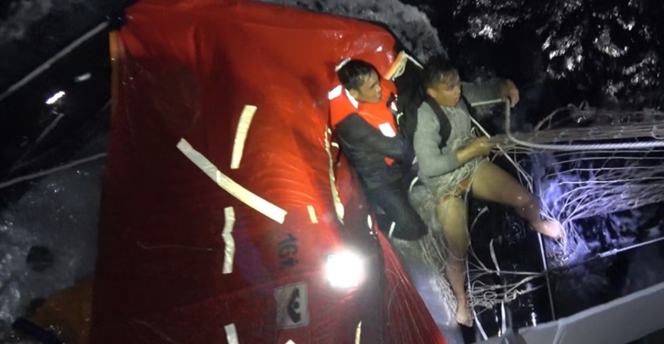 Anija e mallrave mbytet në Detin e Kinës Jugore  dy anëtarë të ekuipazhit humbin jetën