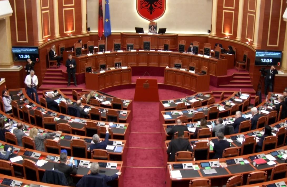 Ndërpritet seanca pas debateve në Kuvend  Bardhi Ballës  Mos fol si ushtar i Suel Çelës