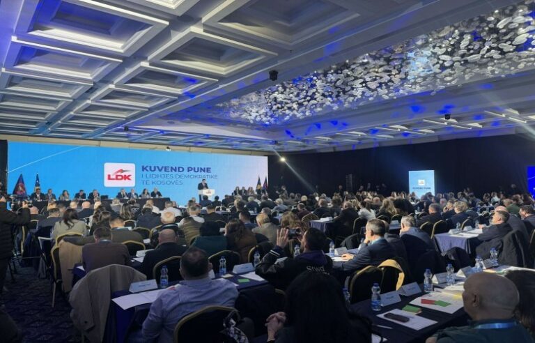 Kosovë  Lumir Abdixhiku dorëzon dorëheqjen para Kuvendit të LDK së